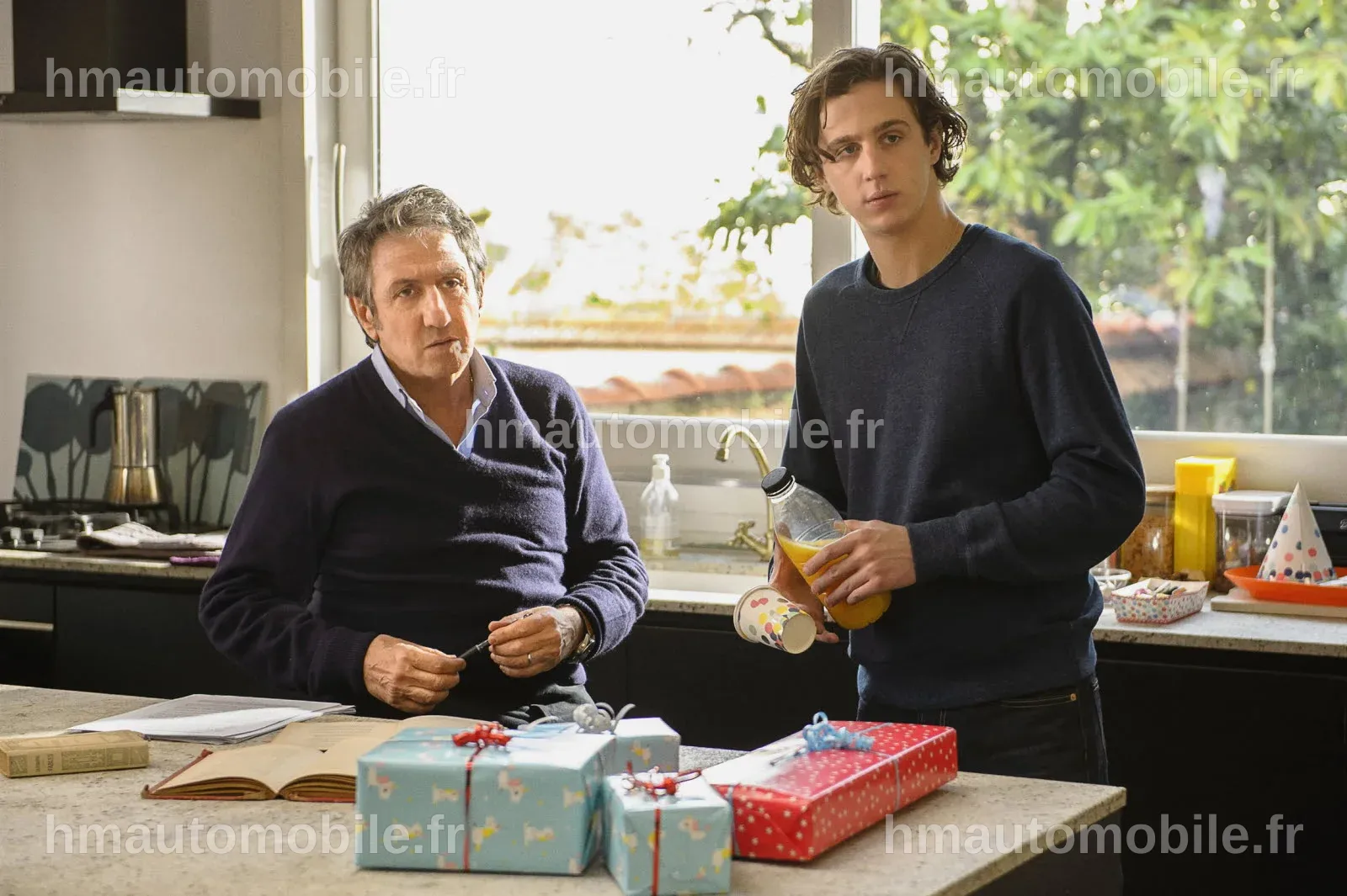 Richard Anconina et son fils lors d'une sortie publique, tous deux souriants.