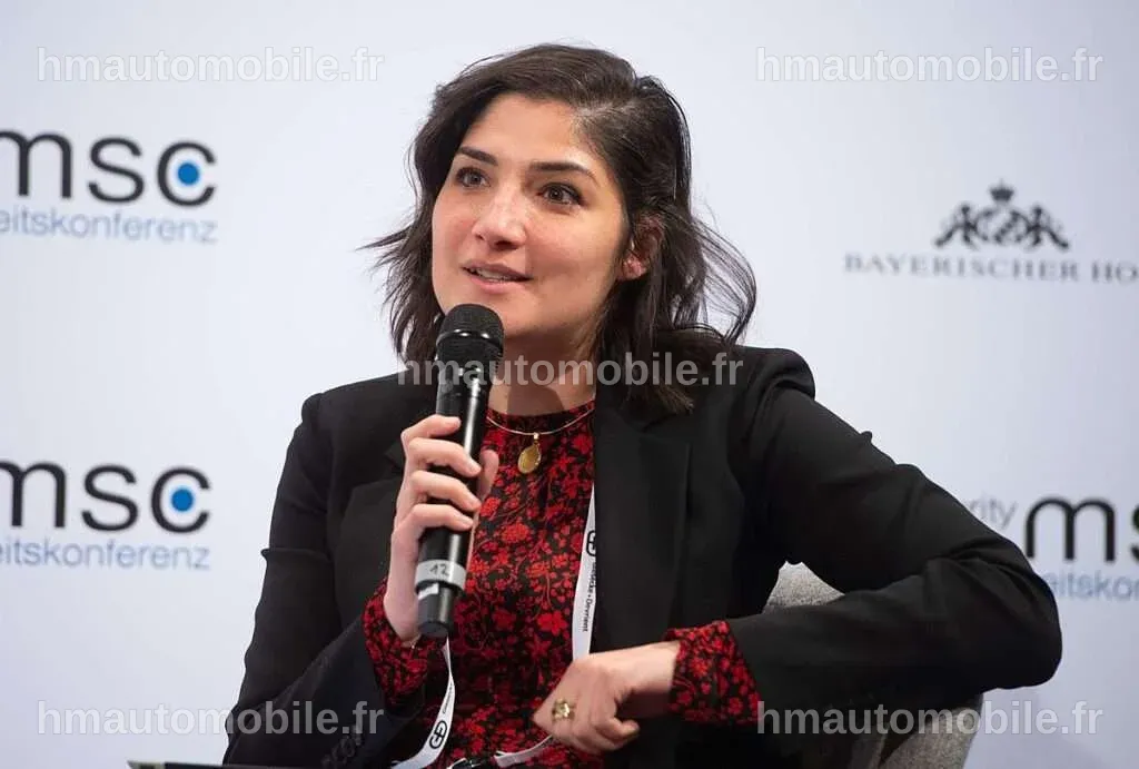 Rym Momtaz entourée de ses parents, discutant de son parcours professionnel.