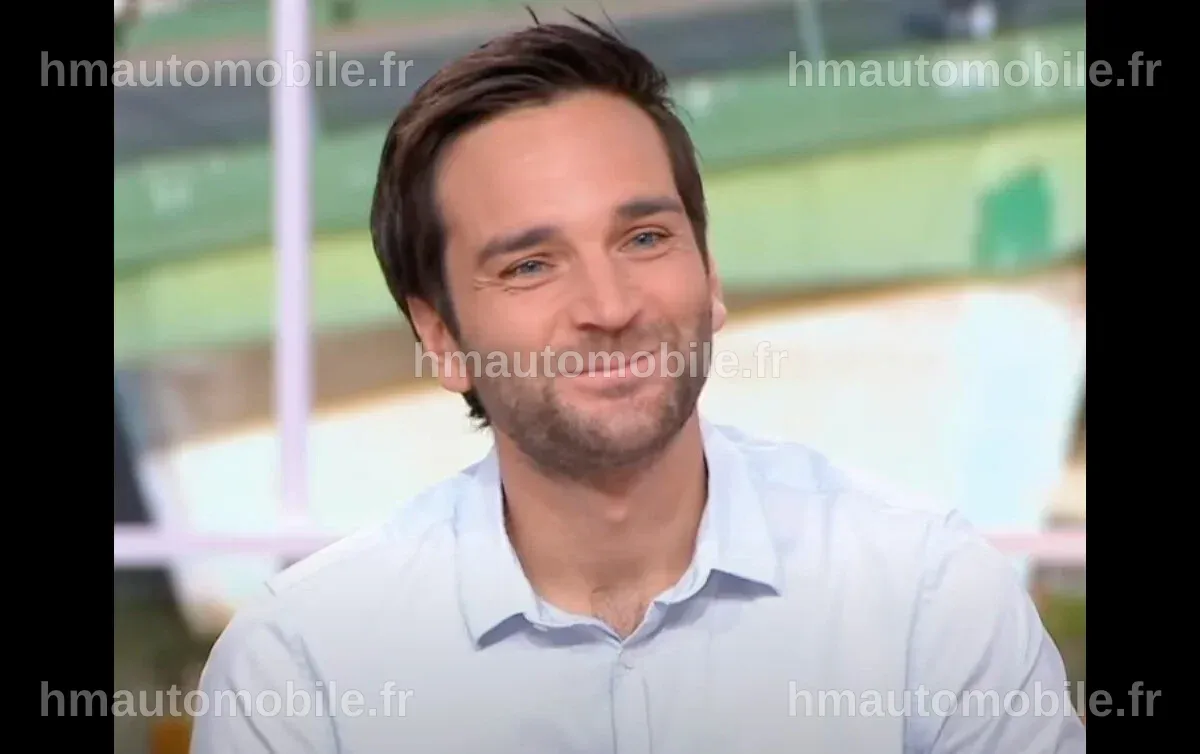Samuel Ollivier lors d'un événement médiatique, entouré de célébrités.
