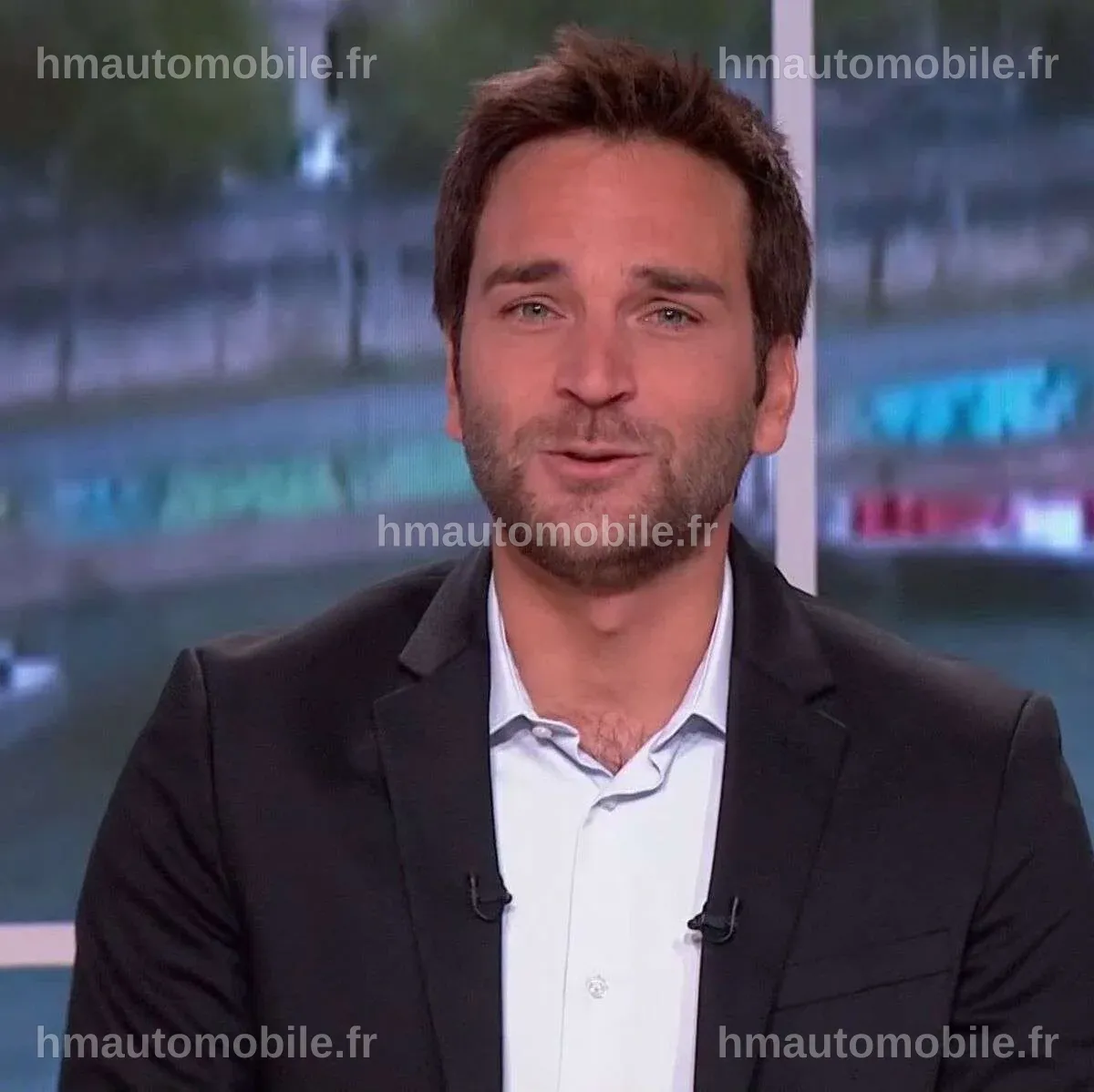 Samuel Ollivier discutant avec des journalistes, capturant l'attention des médias.
