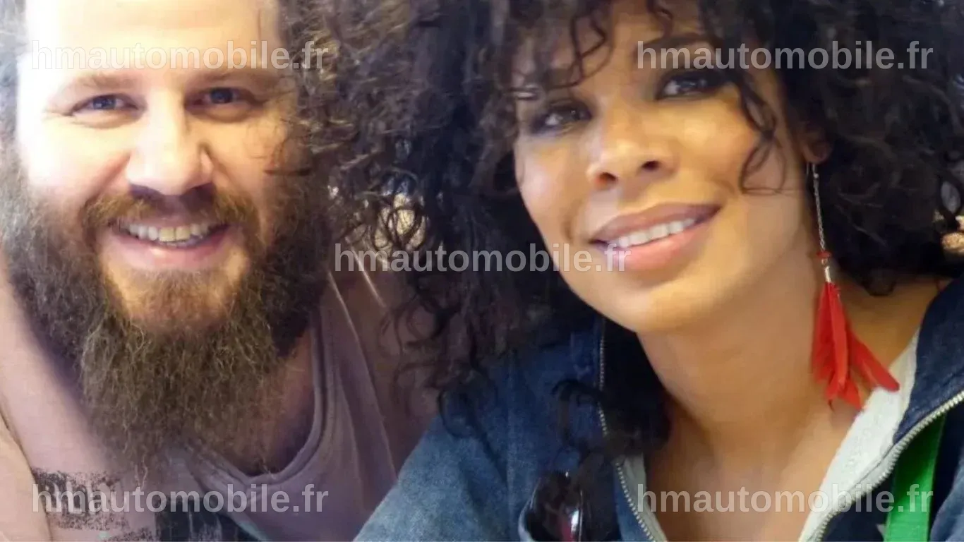 Sofia Samaha Achoun lors de la première de Woman à UGC, posant pour les photographes.
