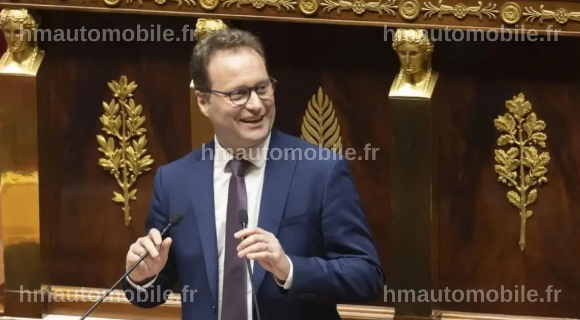 Sylvain Maillard en discussion avec des collègues politiques.