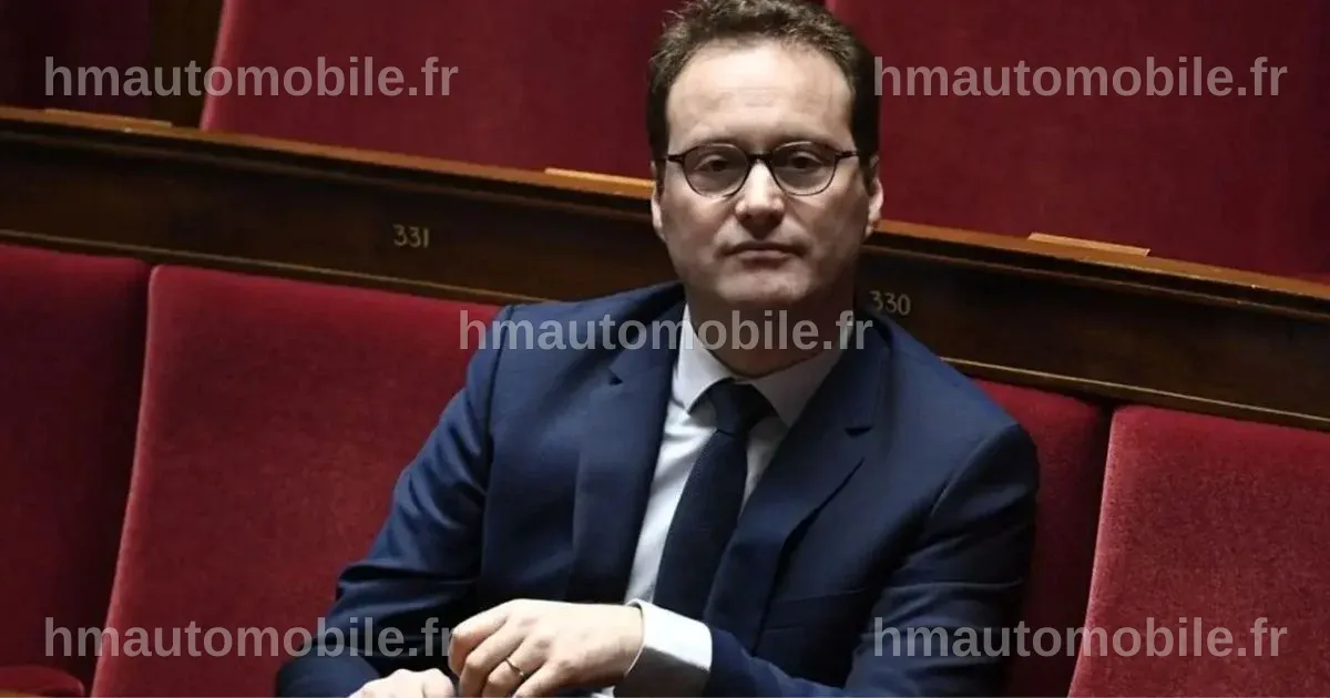 Sylvain Maillard s'adressant à un groupe de personnes.