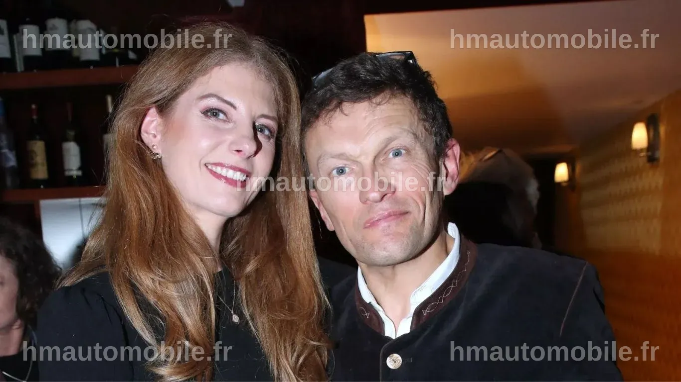 Sylvain Tesson en pleine réflexion, assis dans un cirque, regard pensif.
