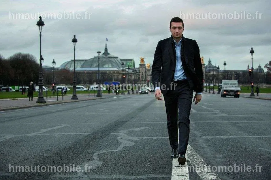 Portrait de Jordan Bardella montrant son évolution physique et sa posture.
