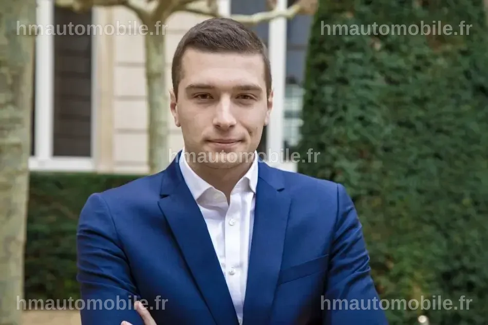 Analyse de la stature de Jordan Bardella lors d'un événement public.
