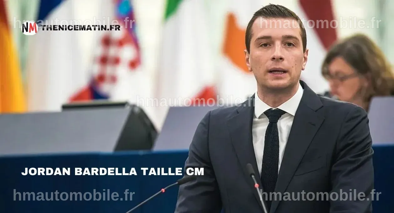 Jordan Bardella lors d'un discours, soulignant l'importance de sa taille.