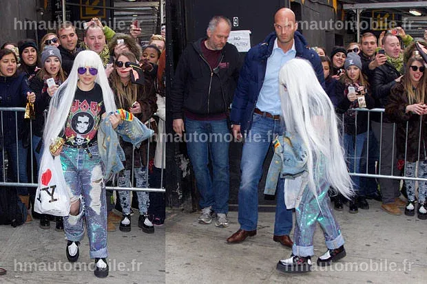 Lady Gaga vêtue d'une robe glamour, mettant en valeur sa silhouette.