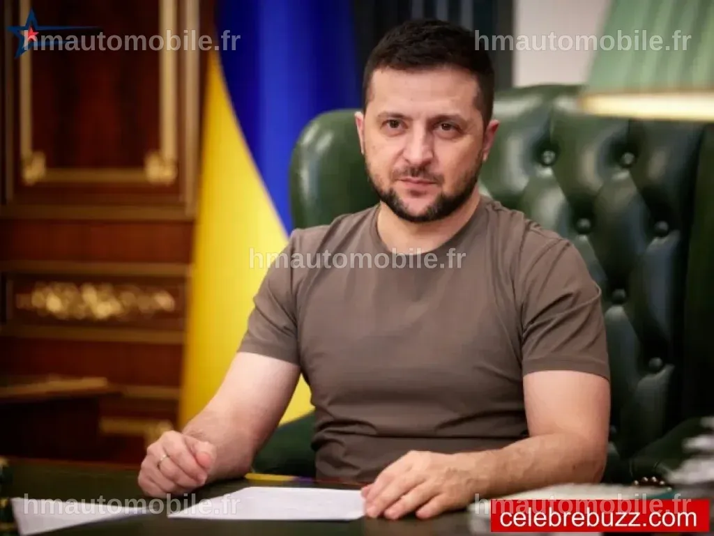 Zelensky entouré de médias lors d'un événement public.