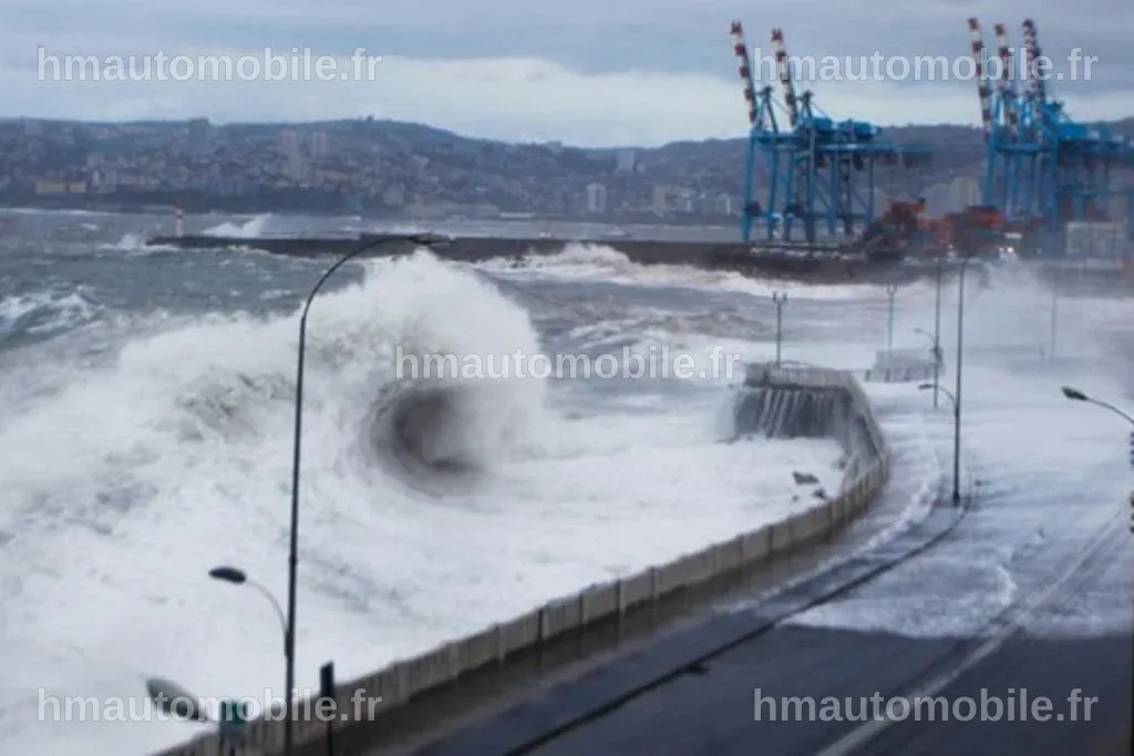 Vue d'une tempête violente au Chili, avec des nuages sombres et des rafales de vent.
