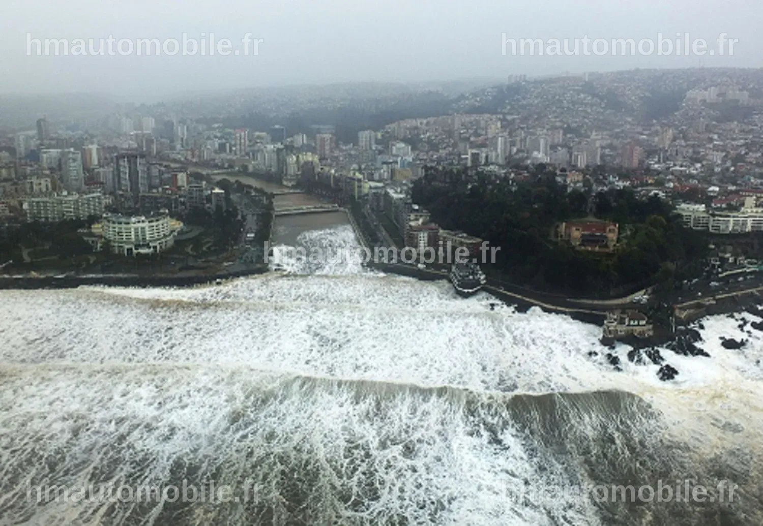 Destruction causée par la tempête au Chili, avec des débris éparpillés sur le sol.