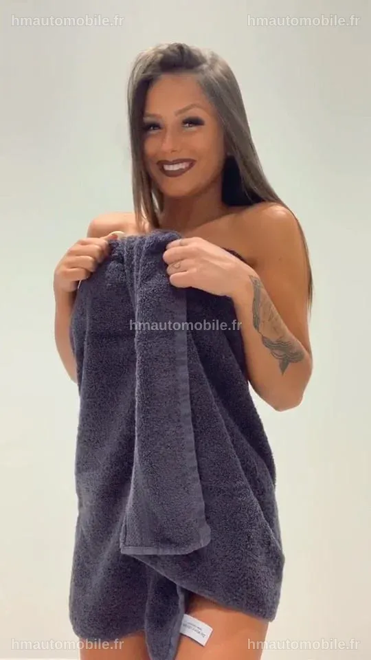 Tifany Wallemacq affichant sa silhouette athlétique dans un cadre extérieur.