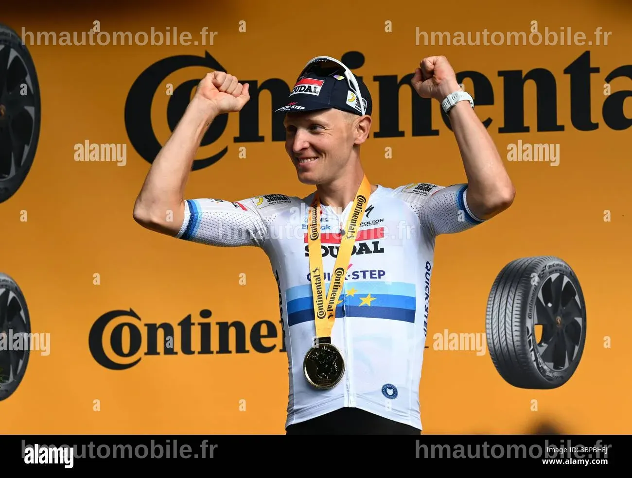 Tim Merlier franchissant la ligne d'arrivée lors de la 3e étape du Tour de France.