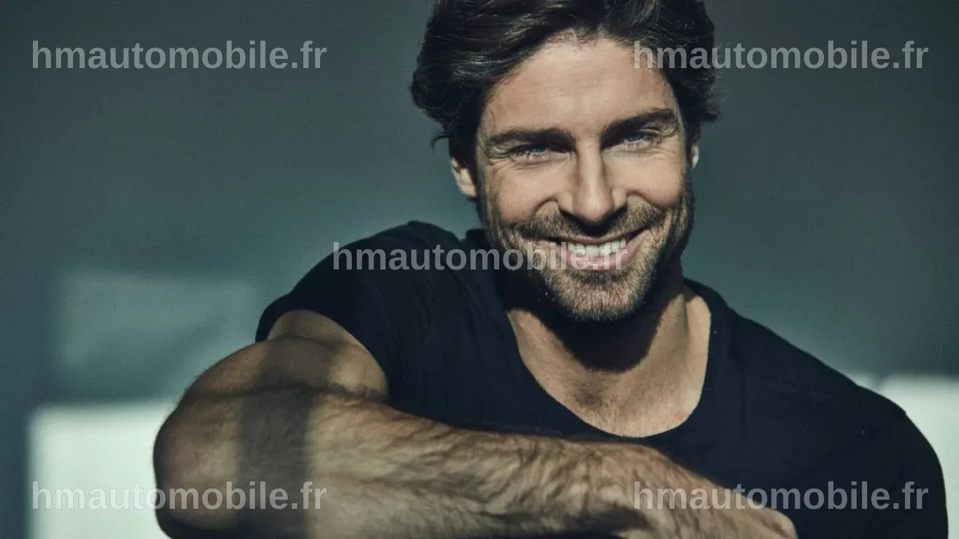 Tom Leeb en concert, sa stature remarquable se démarque parmi les artistes.