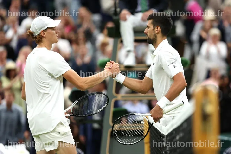 Jannik Sinner et Novak Djokovic en action lors de la demi-finale de Wimbledon.