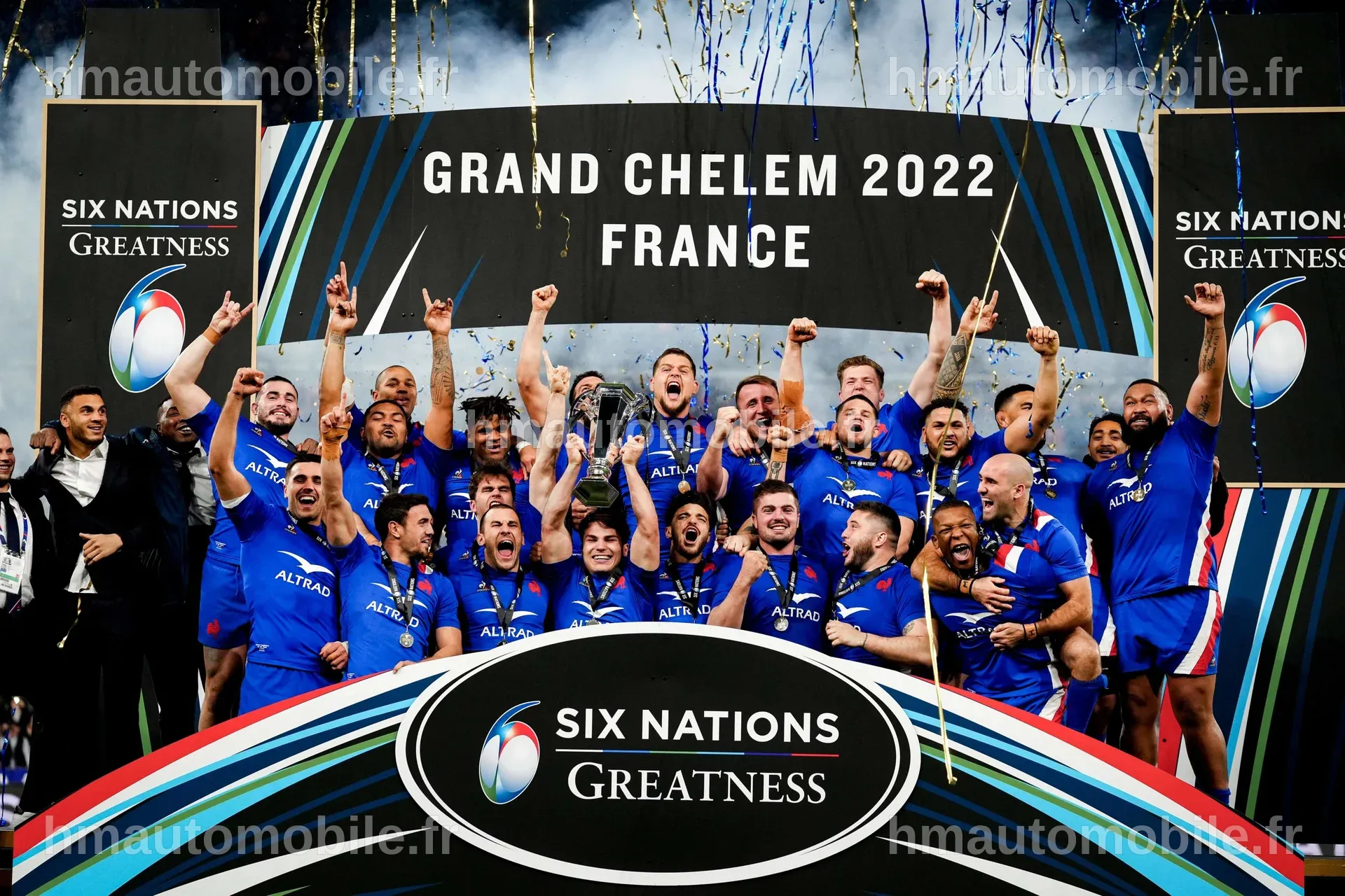 Le staff du XV de France discutant de la stratégie avant un match.